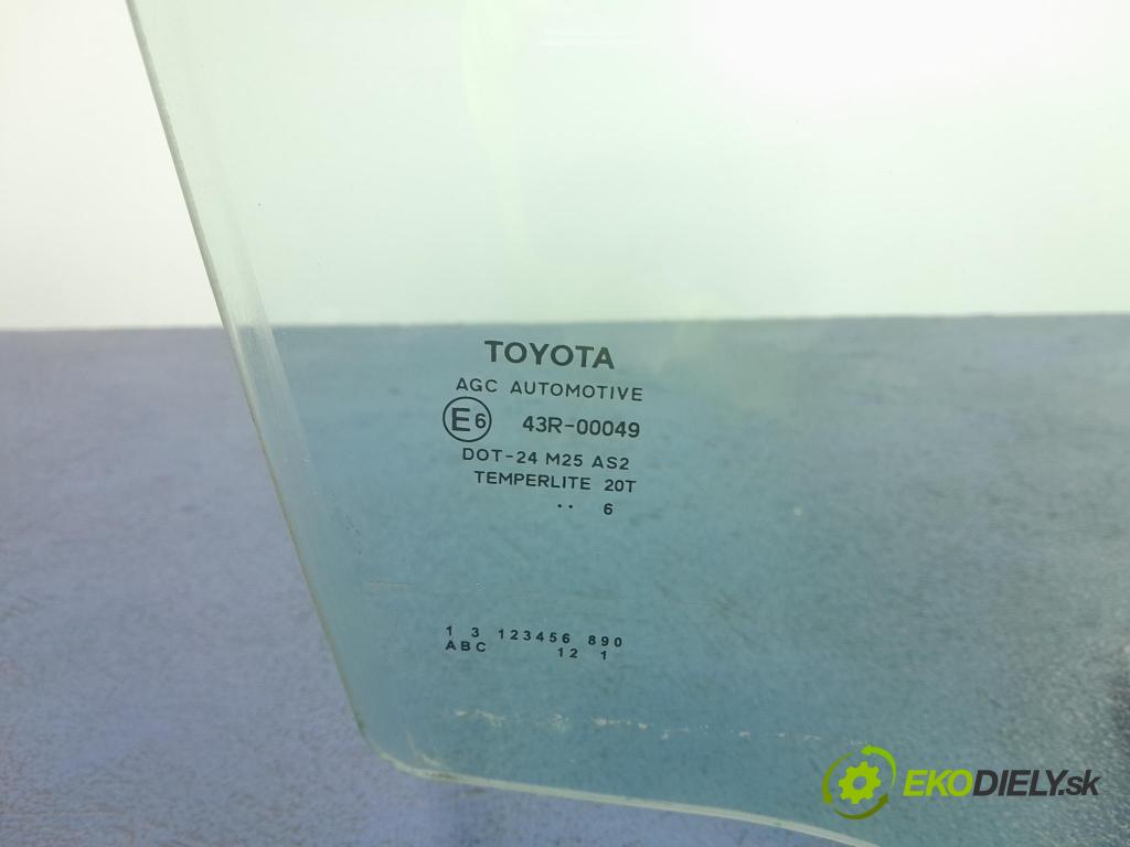 Toyota Auris 2017 sklo dvere Predné Prava: