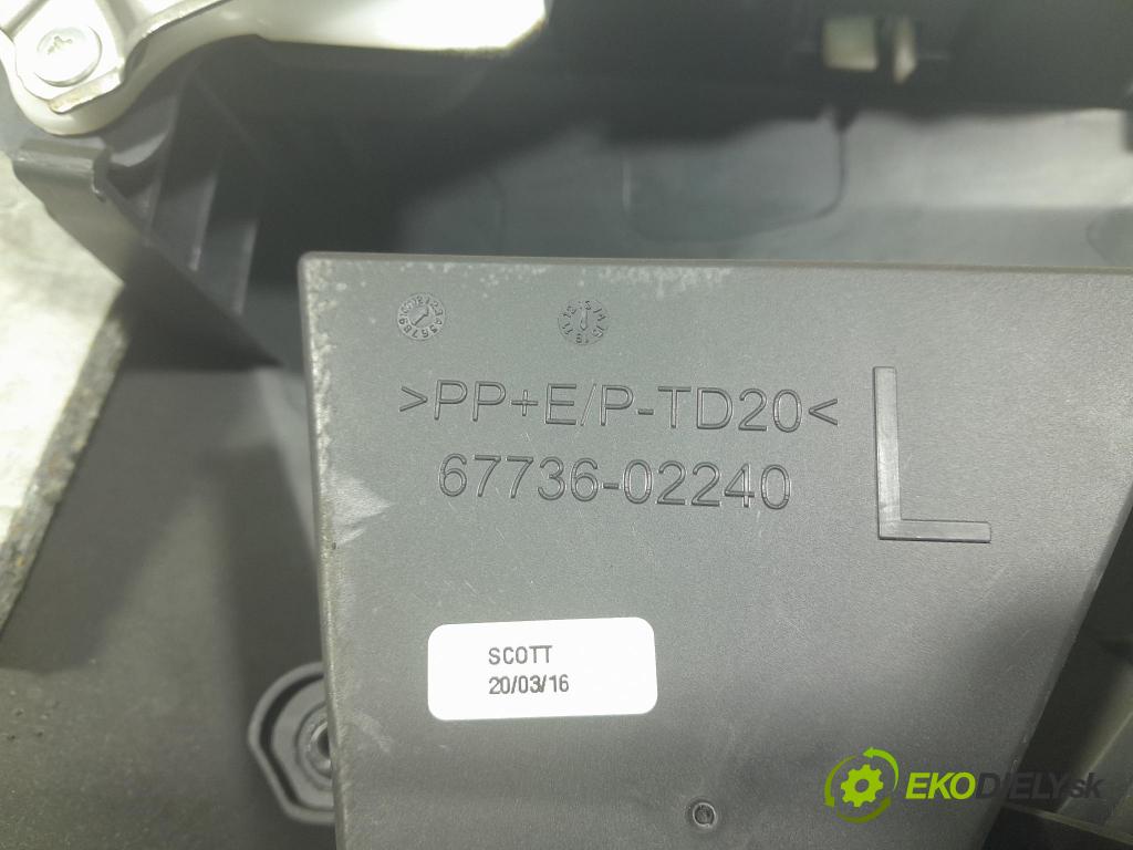 Toyota Auris 2017 Čalounictví: dvere zad ľavá 67788-02110