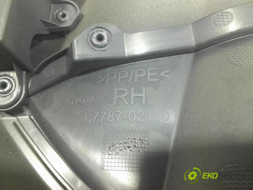 Toyota Auris 2017 Čalounictví: dvere zad Prava: 67787-02110