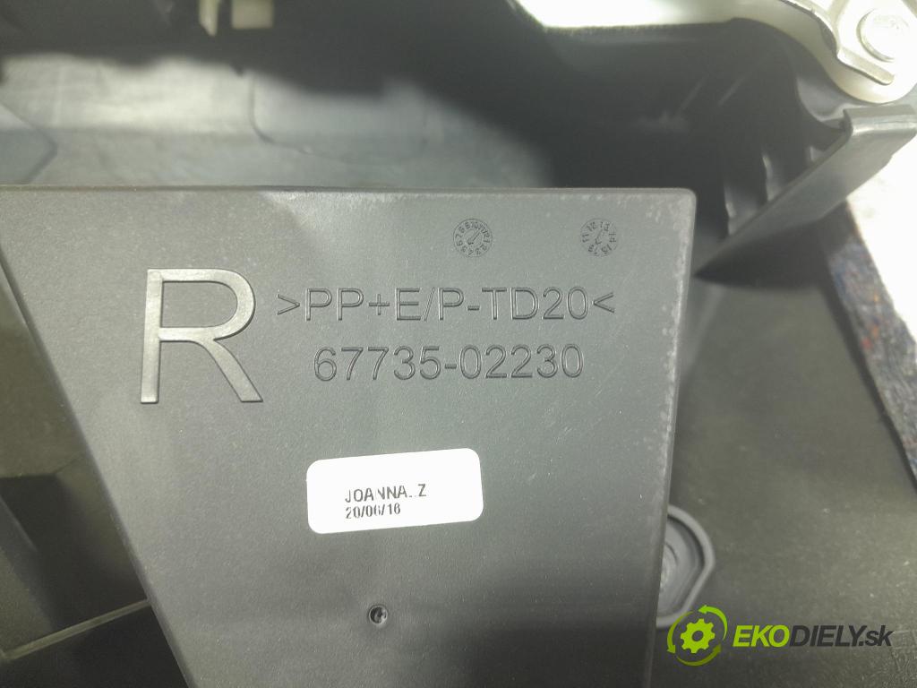 Toyota Auris 2017 Čalounictví: dvere zad Prava: 67787-02110