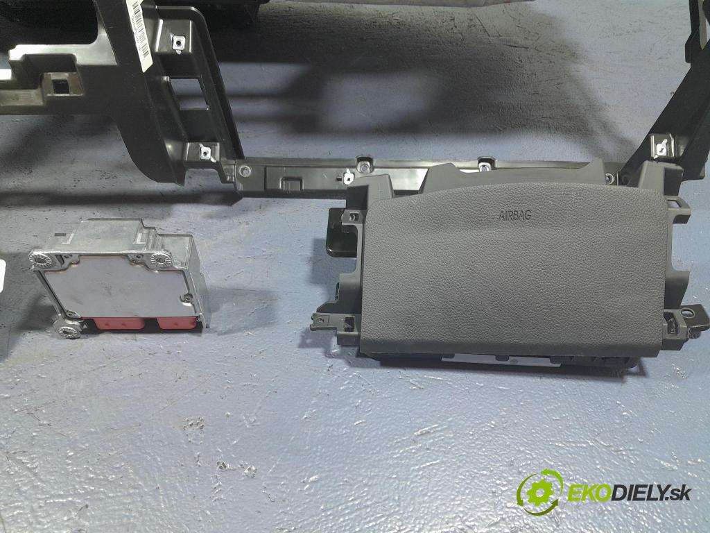 Hyundai I40 2013 kokpit,pristrojová doska