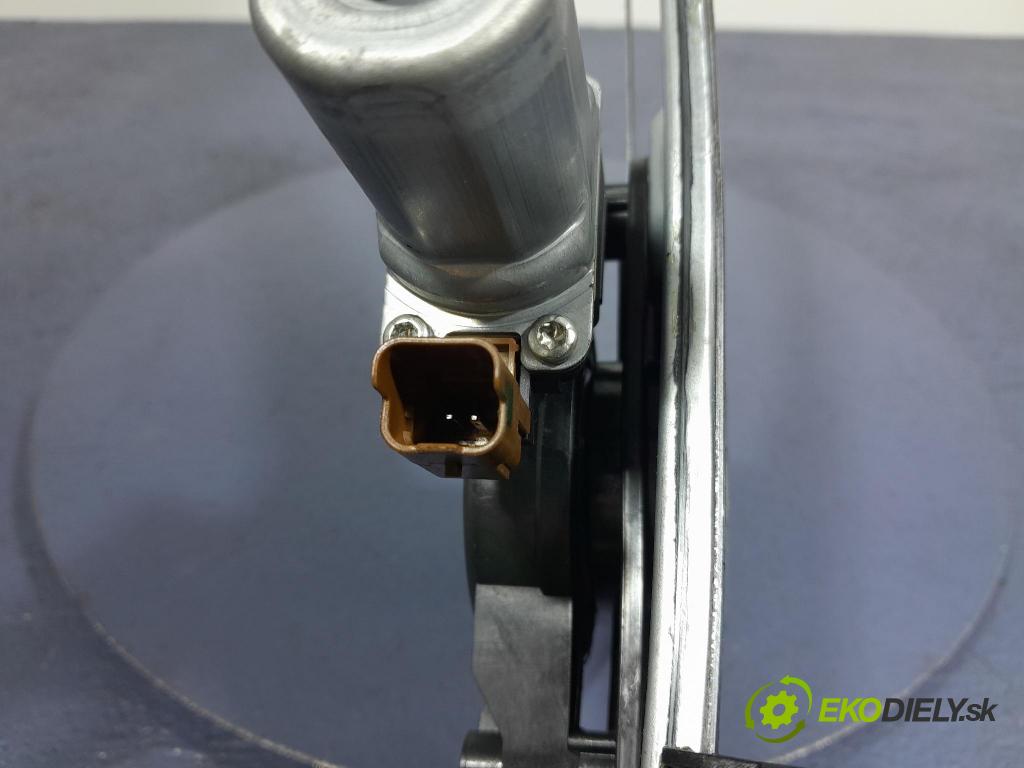 Dacia Sandero 2022 mechanismus stahování Sklenka: před v pravo: 807207678R