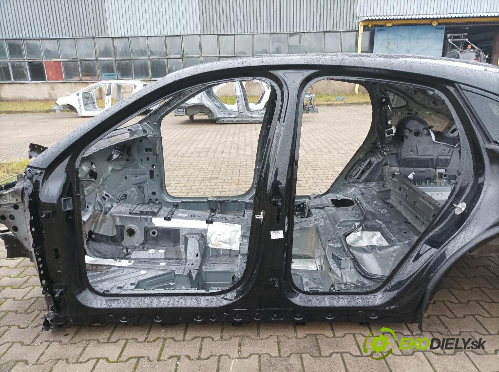 Porsche Cayenne 2019 práh Levý: