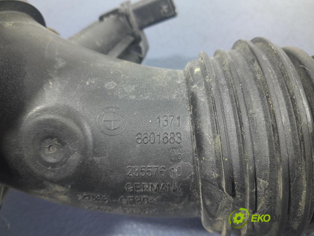 Bmw X3 2022 trubka Vzduch: 8601683