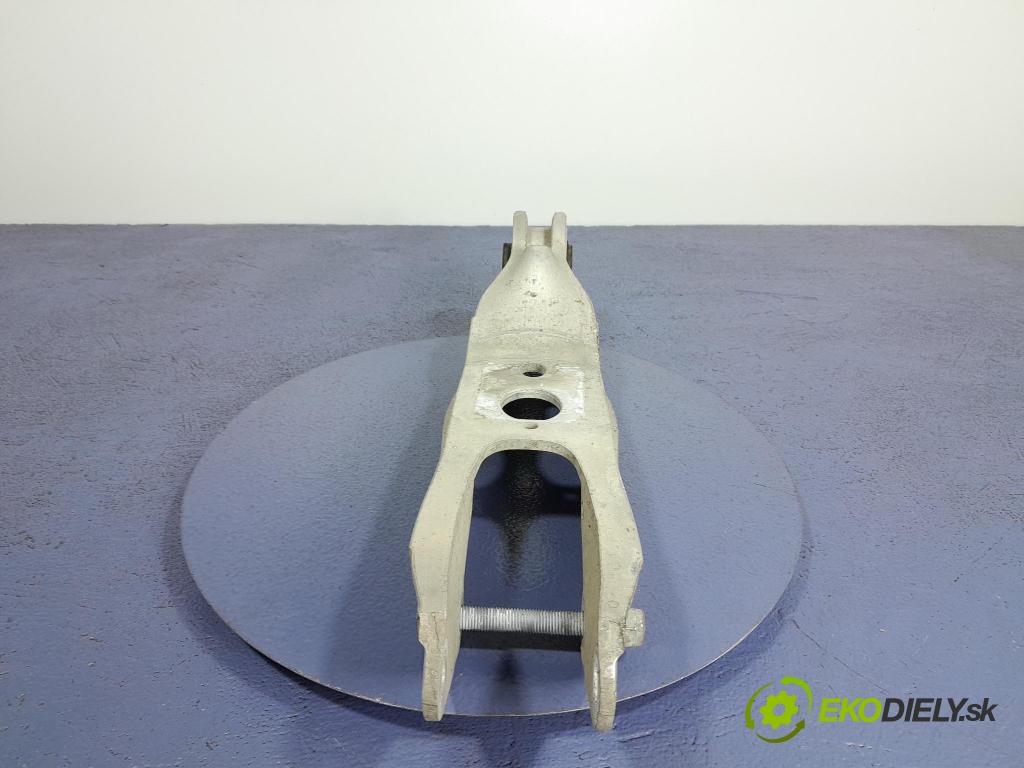 Porsche Cayenne 2019 zad v pravo: 4M0505311J