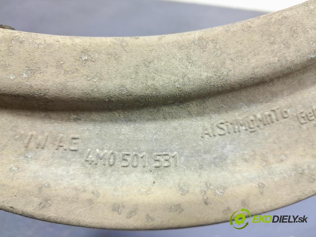 Porsche Cayenne 2019 zad v pravo: 4M0501531