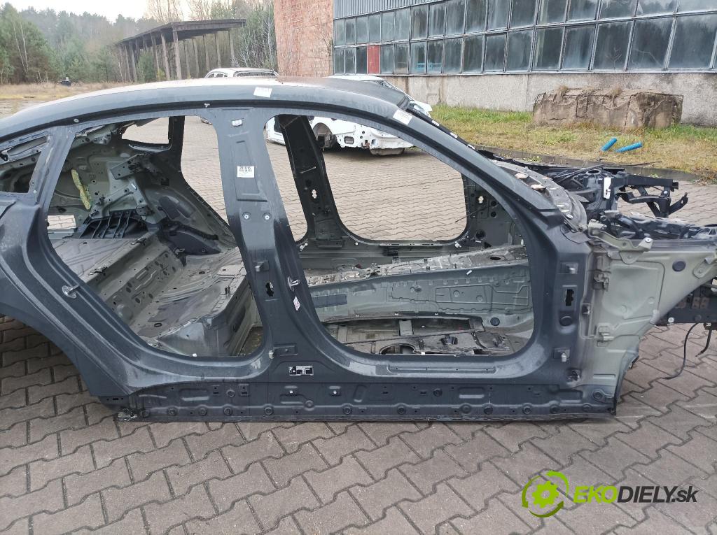 Bmw I4 0 práh v pravo: