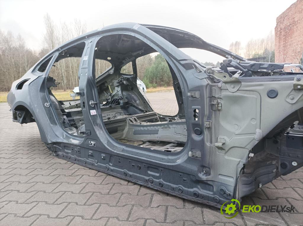 Bmw I4 0 práh v pravo: