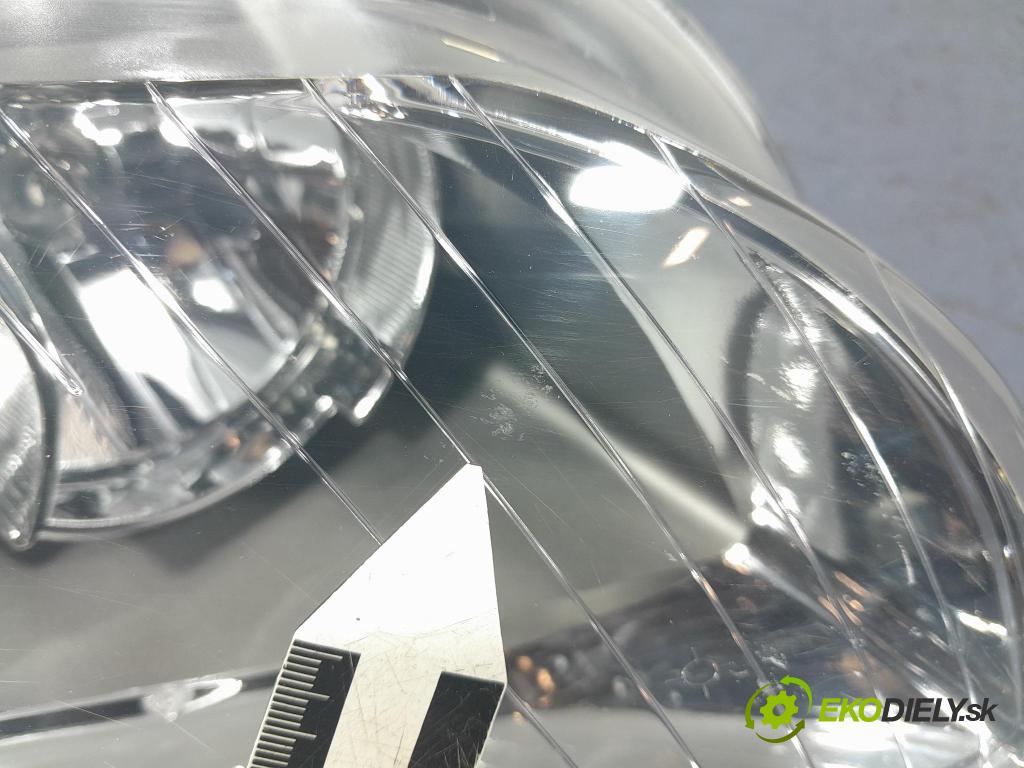 Audi A4 2007 Reflektor: Vľavo: