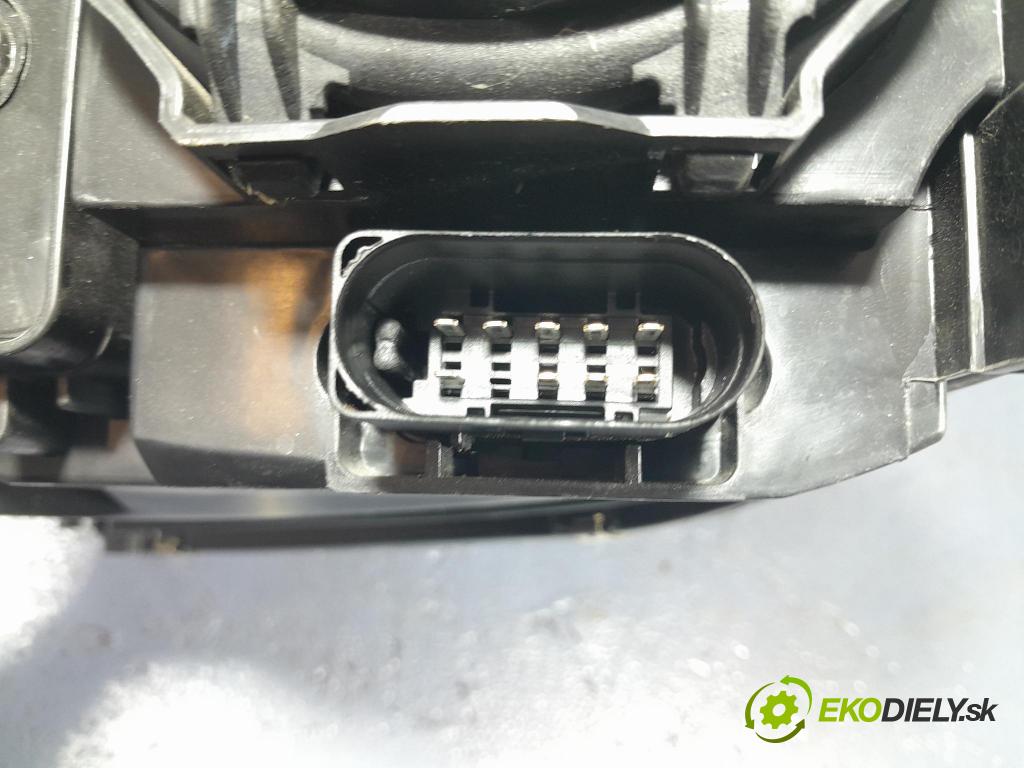 Audi A4 2007 Reflektor: Vľavo: 