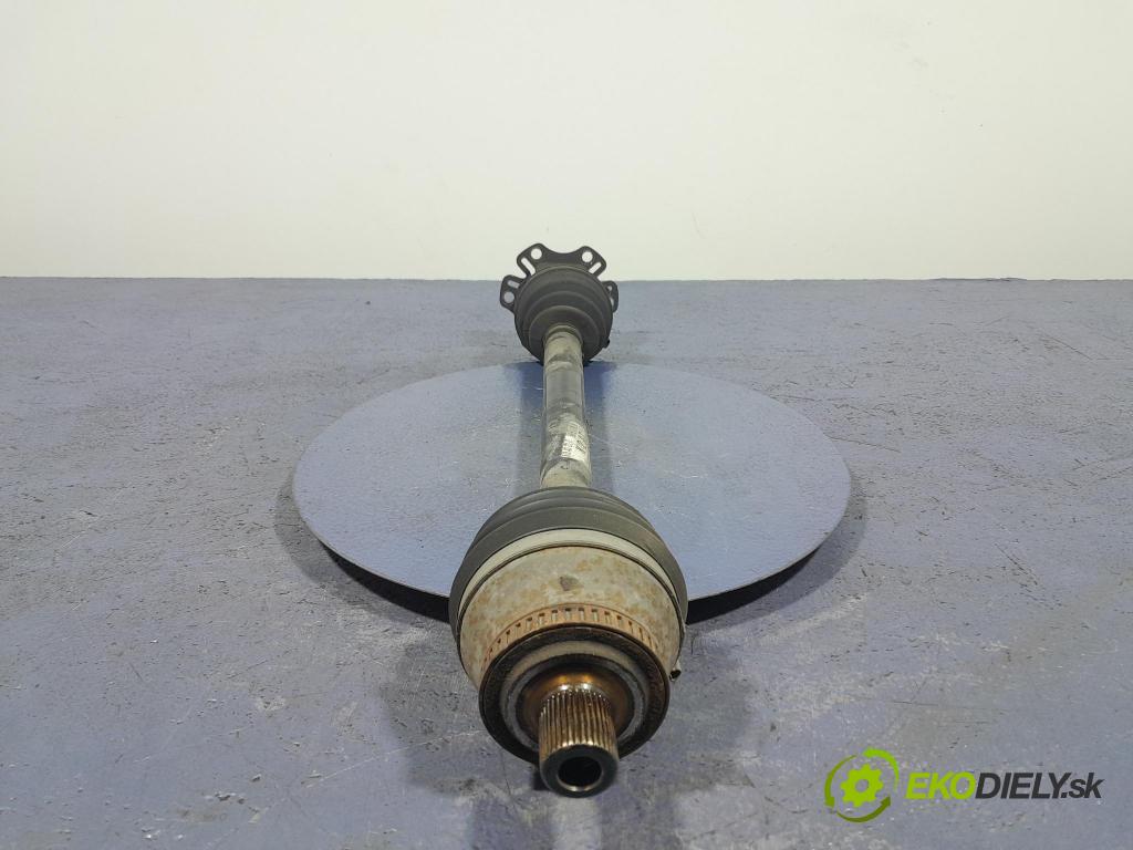 Audi A4 2007 poloos Prava: Predné 8E0407272AT