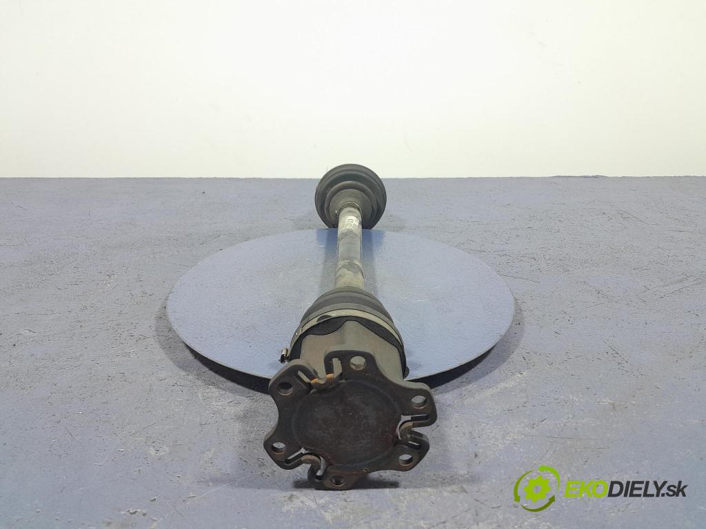 Audi A4 2007 poloos Prava: Predné 8E0407272AT