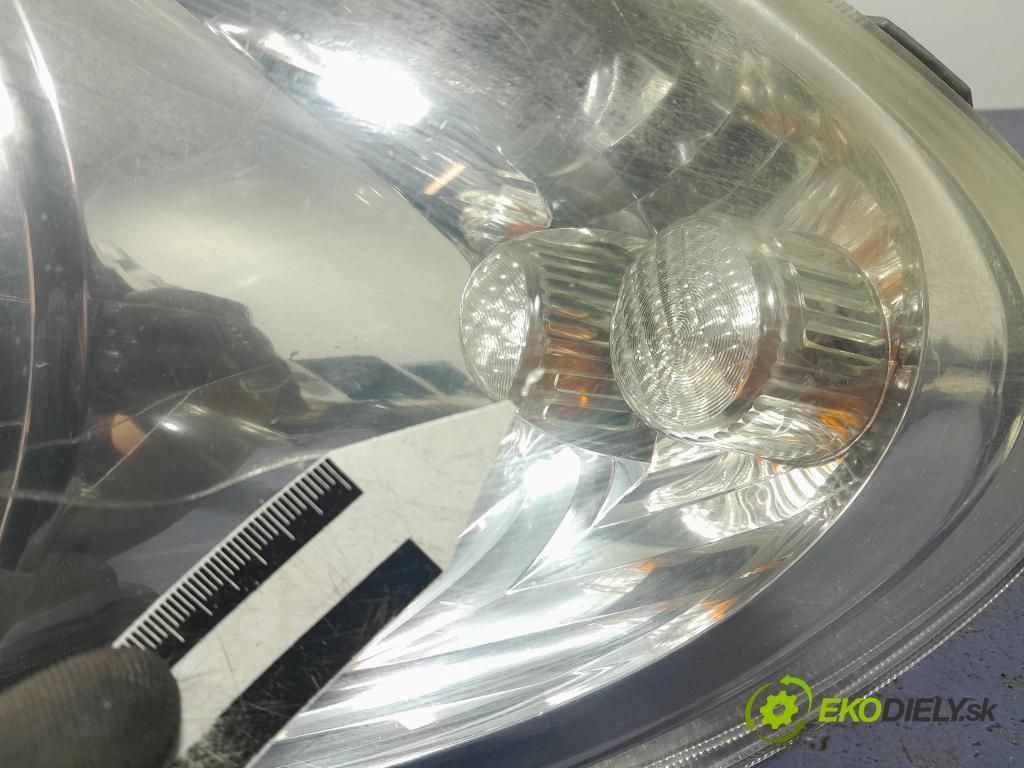 Toyota Yaris verso 2003 Reflektor: Vľavo: