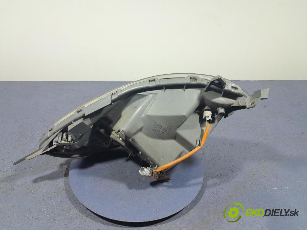 Toyota Yaris verso 2003 Reflektor: Vľavo: