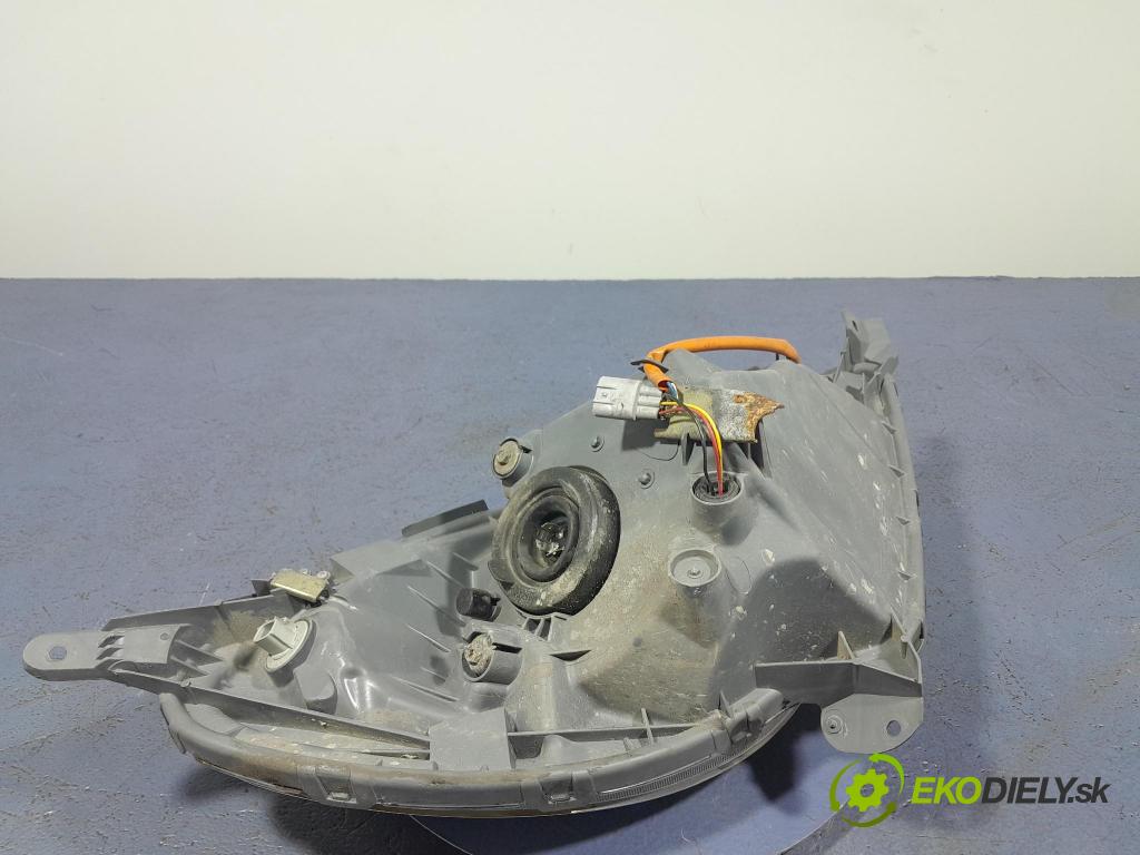 Toyota Yaris verso 2003 Reflektor: Vľavo: