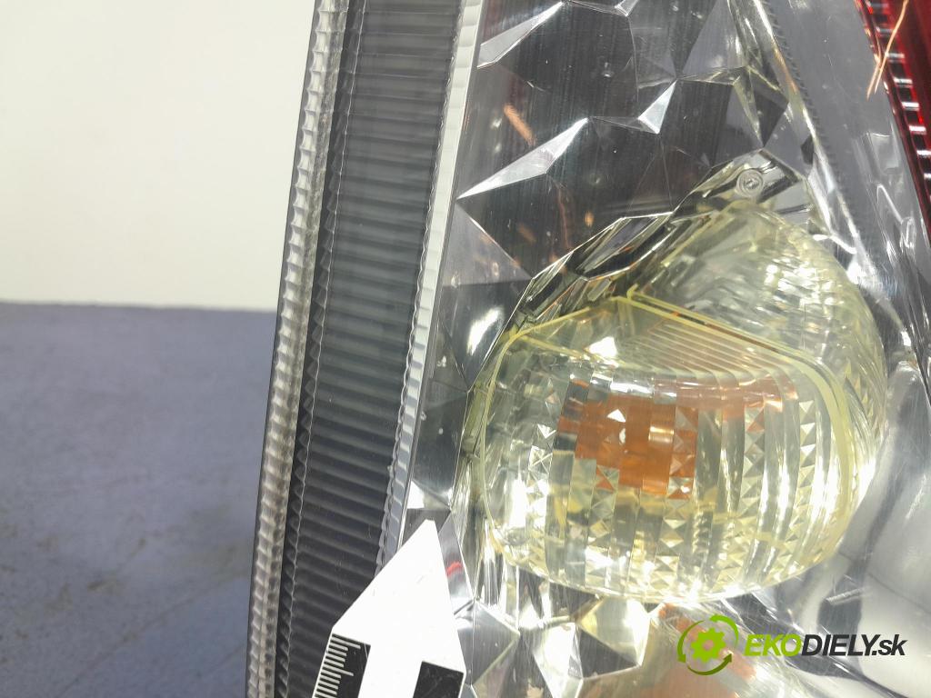 Toyota Yaris verso 2003 svetlo / reflektor zad ľavá Vonkajsia: 52-091