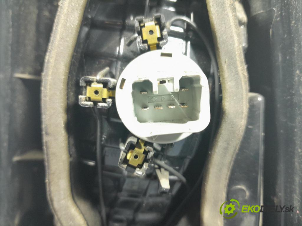 Toyota Yaris verso 2003 svetlo / reflektor zad ľavá Vonkajsia: 52-091