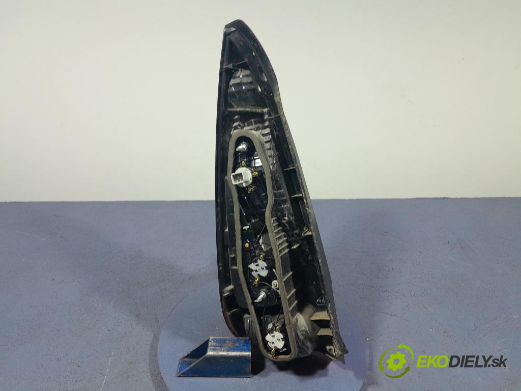 Toyota Yaris verso 2003 svetlo / reflektor zad Prava: Vonkajsia: 52-091