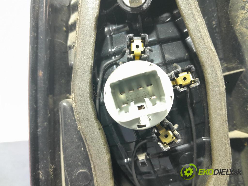 Toyota Yaris verso 2003 svetlo / reflektor zad Prava: Vonkajsia: 52-091