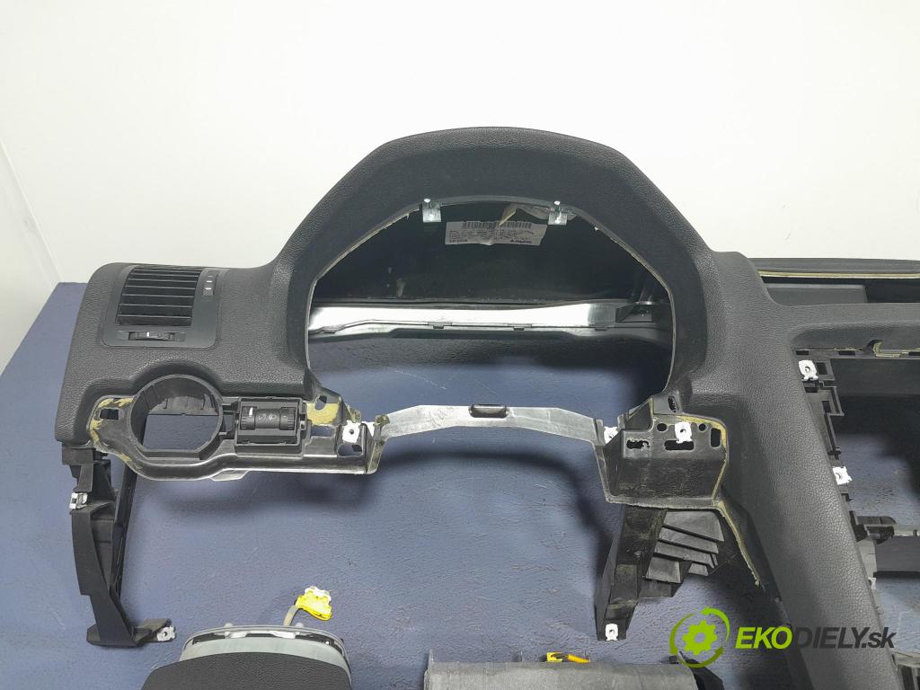 Skoda Octavia 2011 kokpit,přistrojova deska
