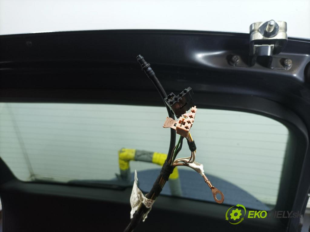 Skoda Octavia 2011 zadna dveře kufra: kufra: 