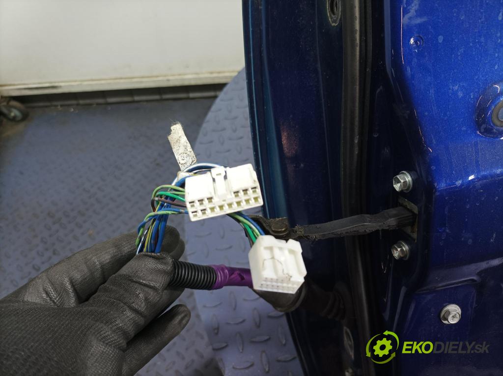 Toyota Yaris verso 2003 dvere Predné pravé 