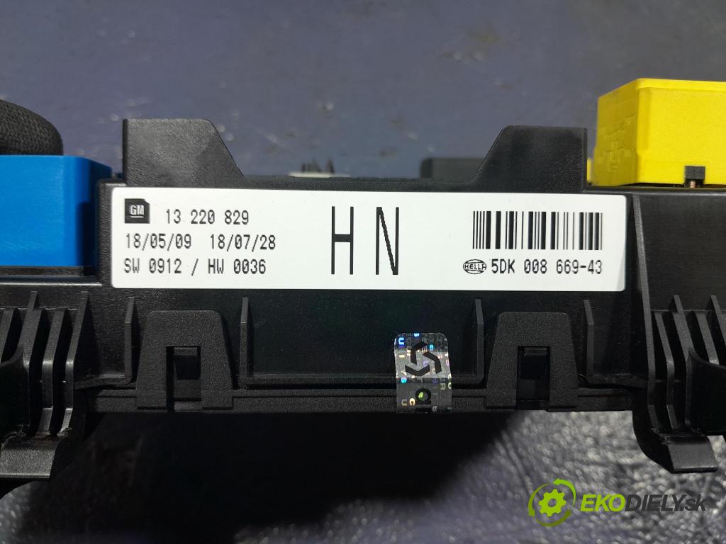 Opel Zafira 2009 skrinka Poistky: 13220829