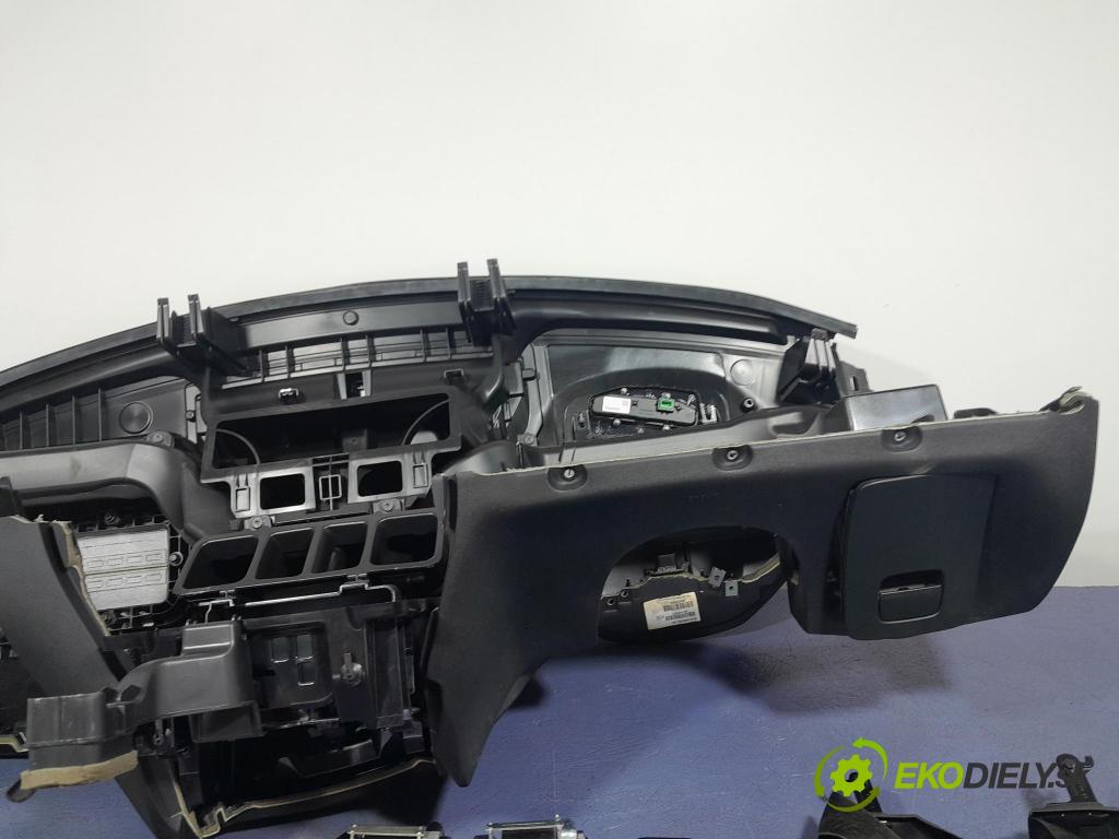 Volvo Xc90 2016 kokpit,pristrojová doska
