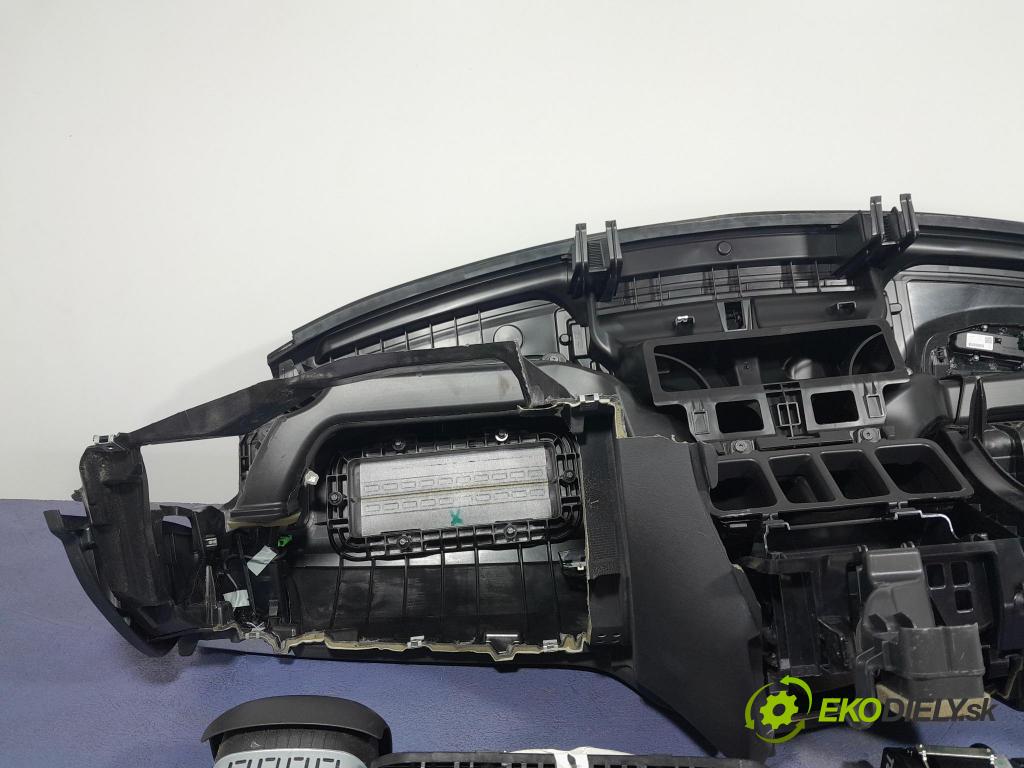 Volvo Xc90 2016 kokpit,pristrojová doska