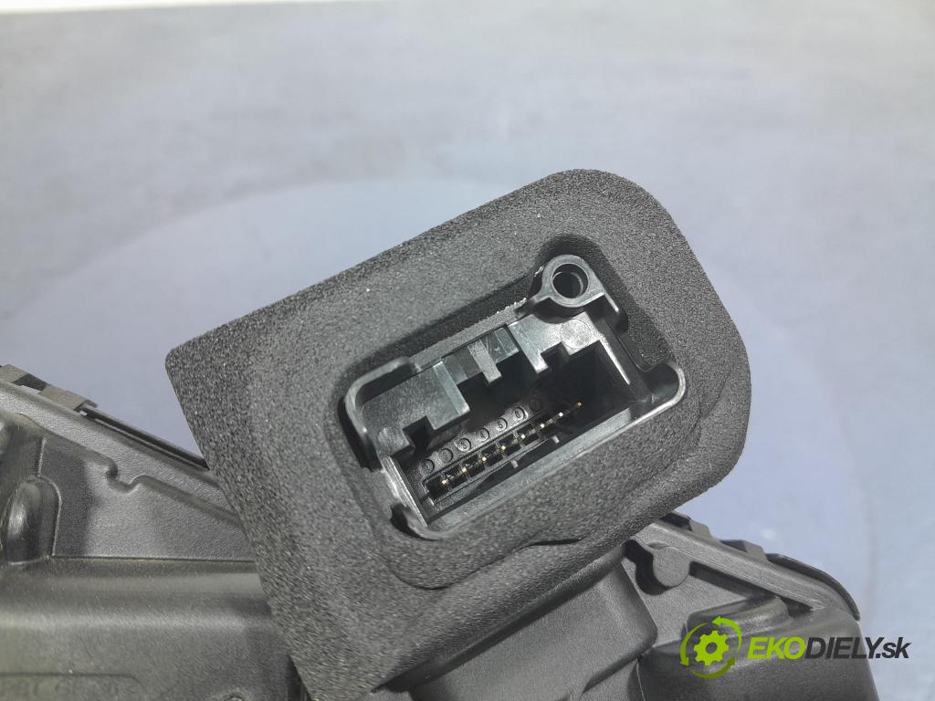 Skoda Octavia 2024 zámok dvere zad v pravo: 5TA839016T