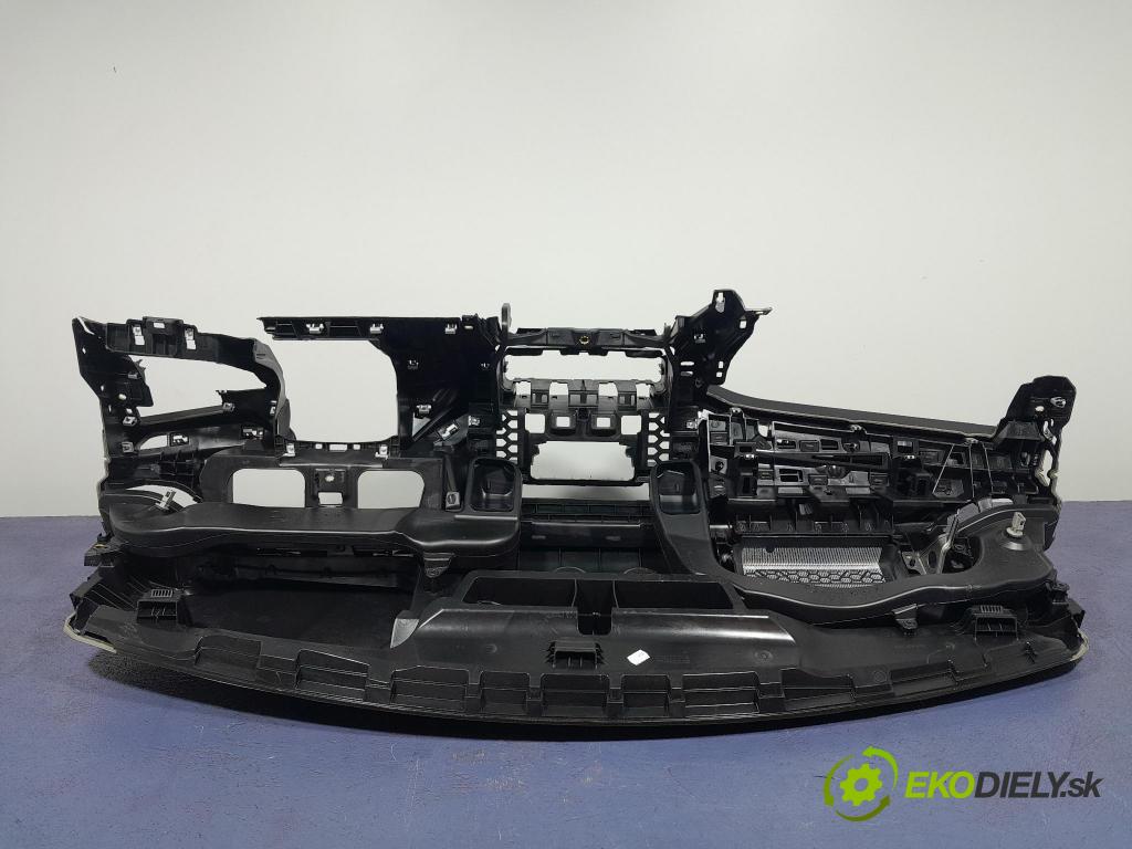 Skoda Octavia 2024 kokpit,pristrojová doska