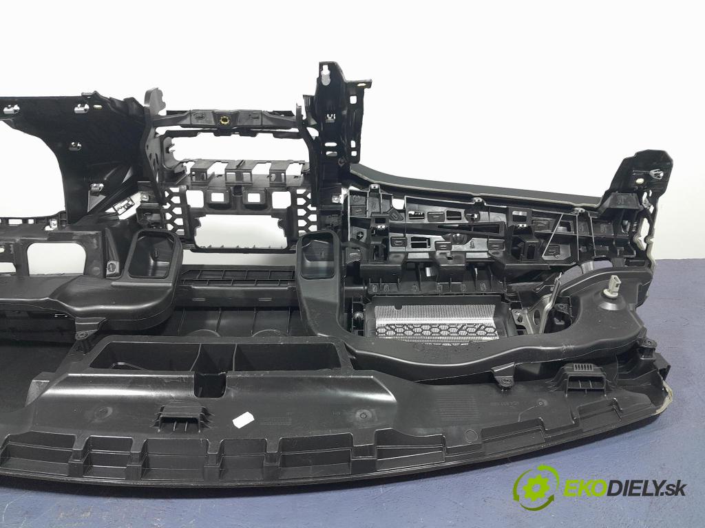 Skoda Octavia 2024 kokpit,pristrojová doska