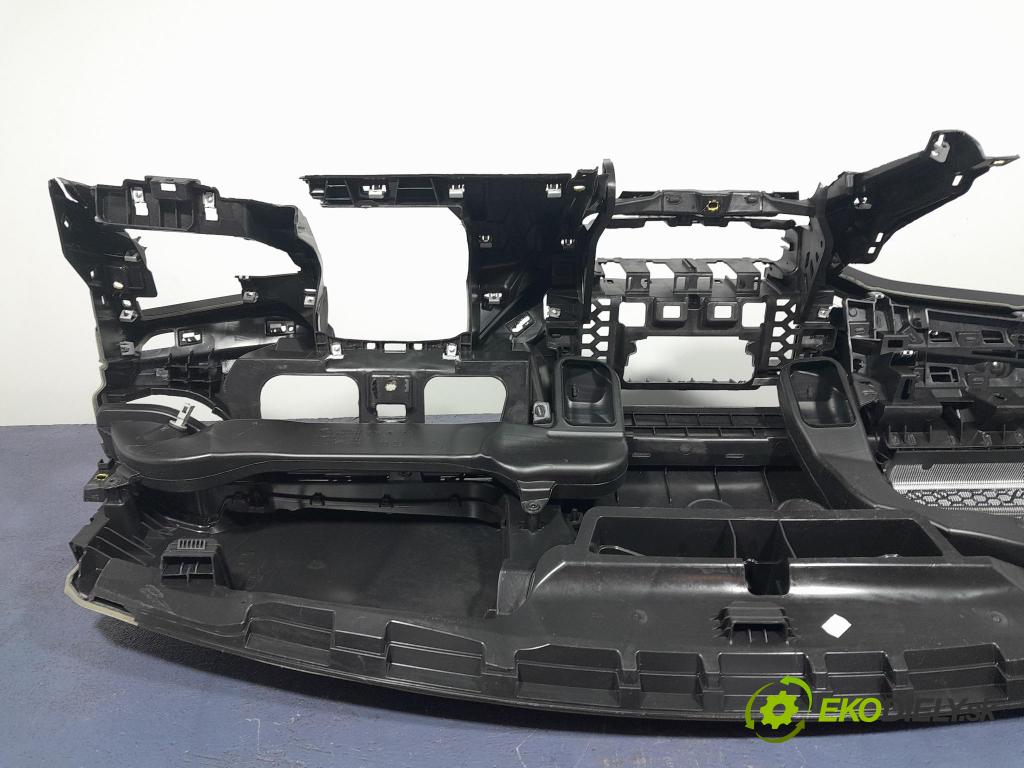 Skoda Octavia 2024 kokpit,pristrojová doska