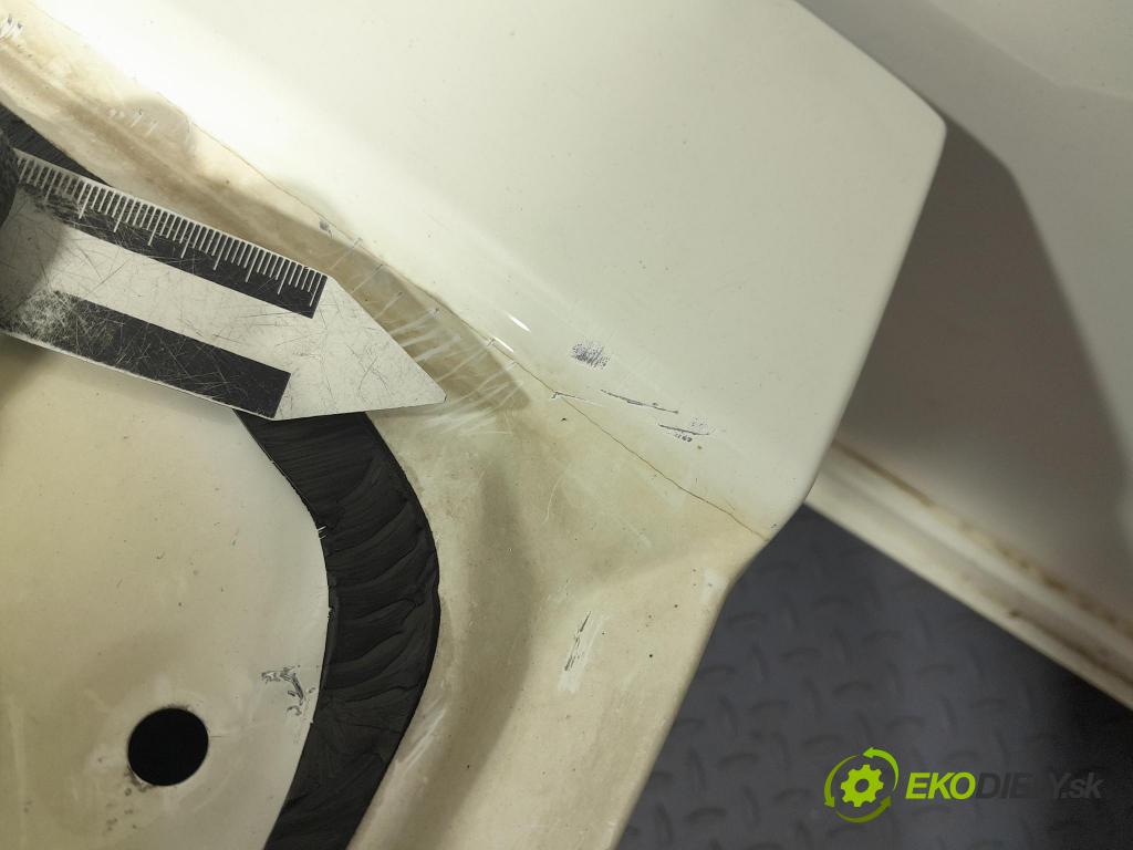 Toyota Prius 2013 zadní dveře kufra: kufr