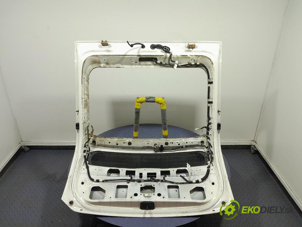 Toyota Prius 2013 zadna dveře kufra: kufra: 