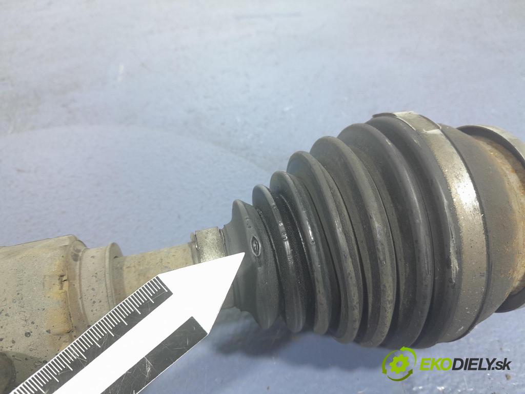 Toyota Prius 2013 poloos levá před DW11L