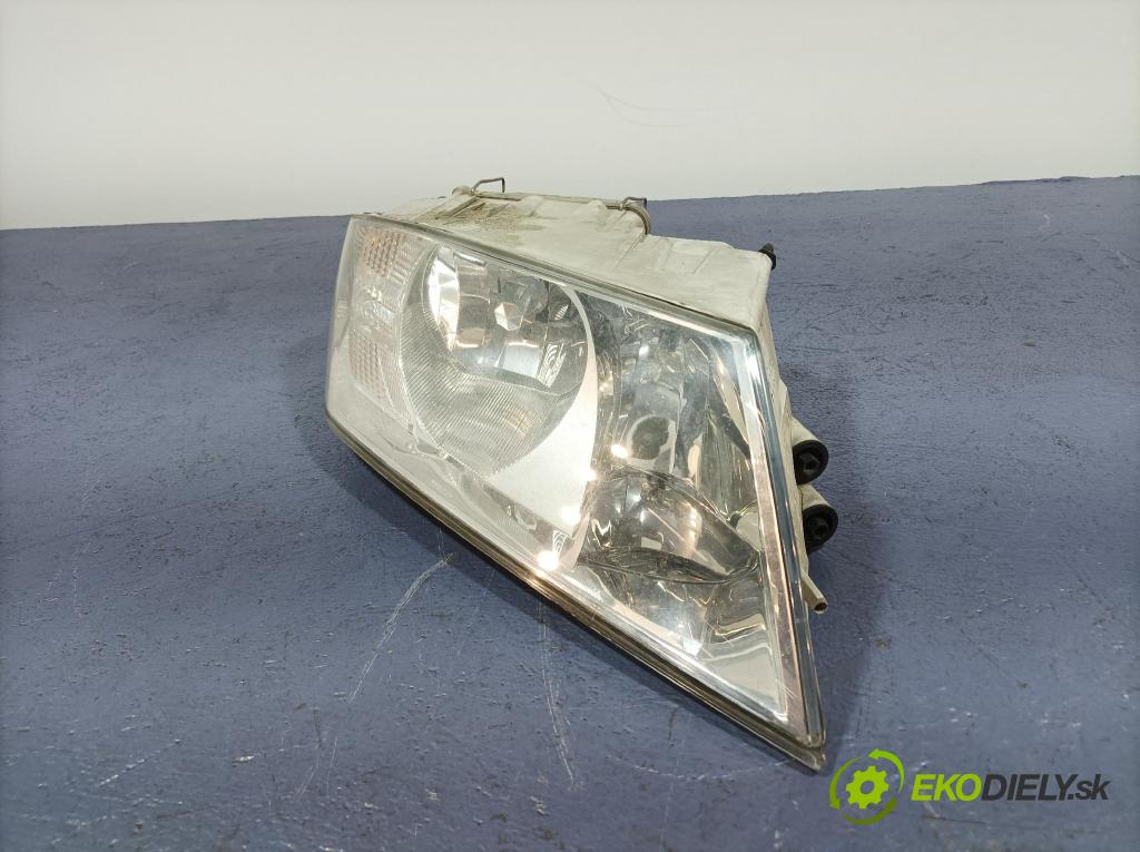 Skoda Octavia 2008 Reflektor: v pravo: 01