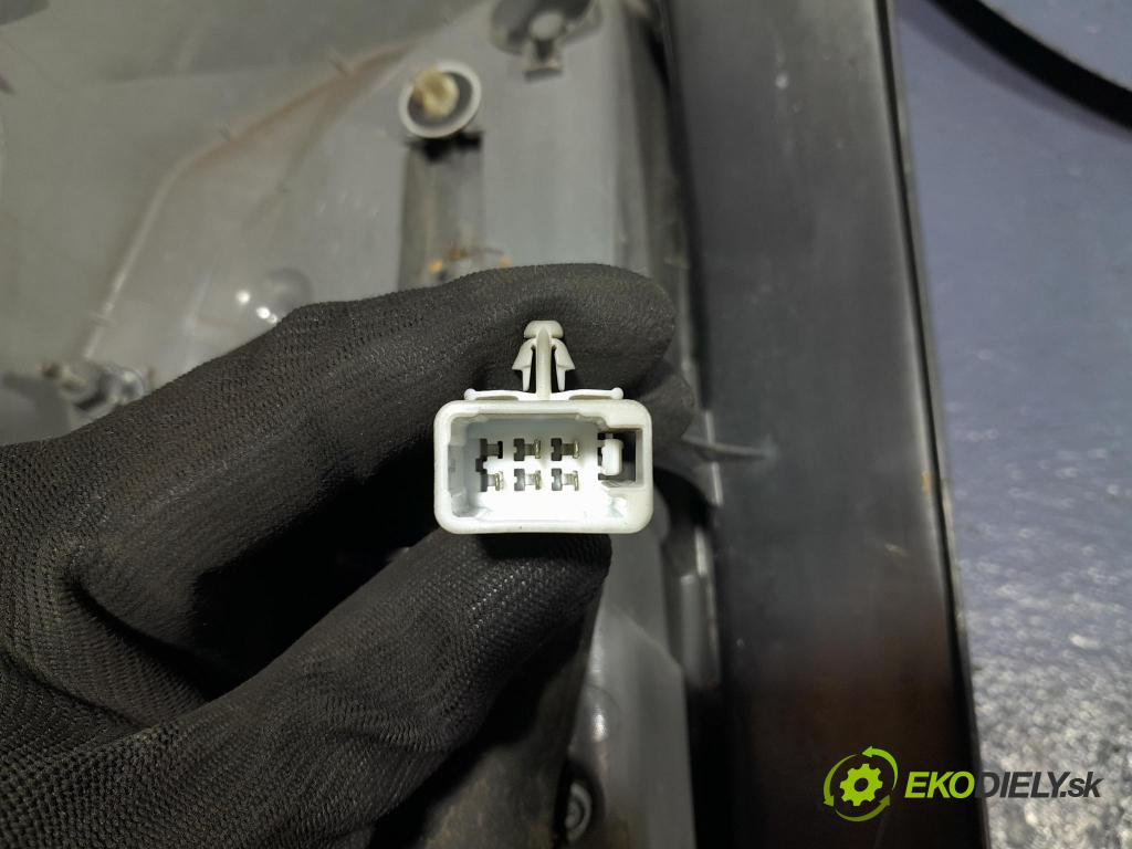 Toyota Prius 2013 svetlo / reflektor zad Prava: Vonkajsia: 