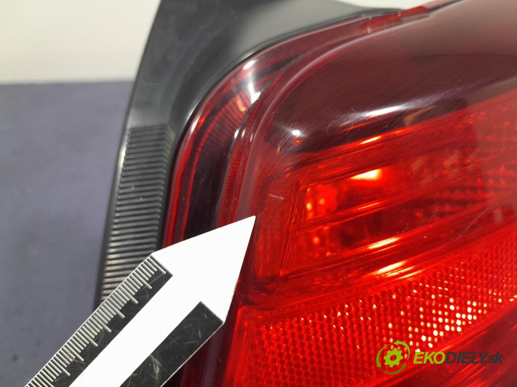 Toyota Yaris 2014 svetlo / reflektor zad Prava: Vonkajsia: 0D-166