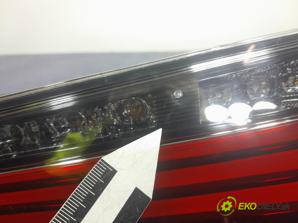 Lexus ES 2023 svetlo / reflektor zad Prava: Vnútri: