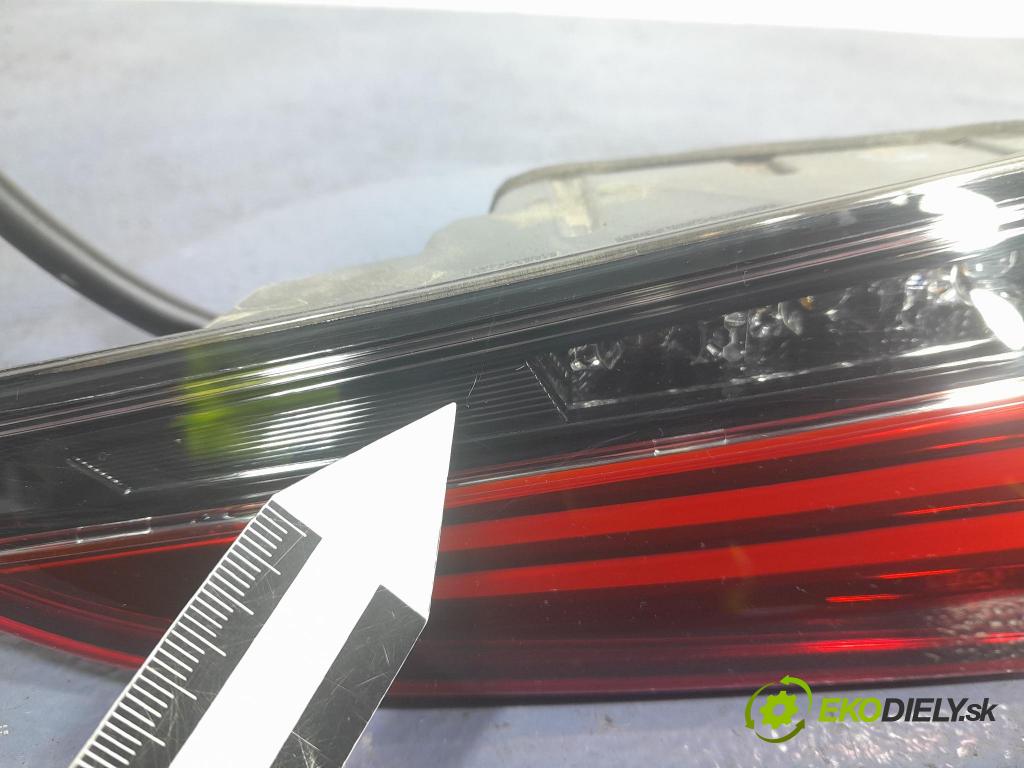 Lexus ES 2023 svetlo / reflektor zad Prava: Vnútri: