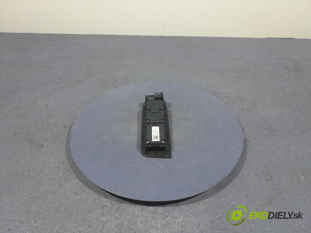 Volvo V40 2013 prepínač Okná: 31334567