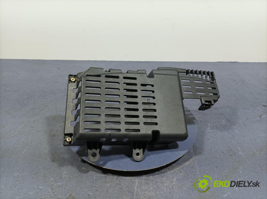 Mercedes A-klasa 2021 kryt Plast: Interiéry: A2475450601