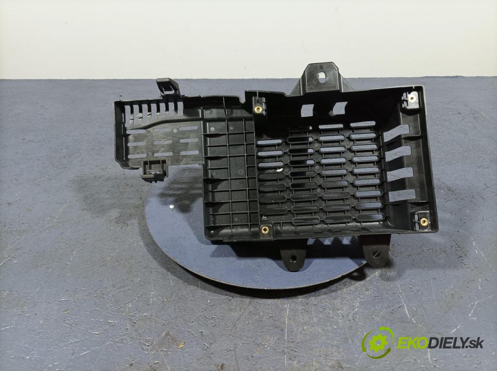 Mercedes A-klasa 2021 kryt Plast: Interiéry: A2475450601