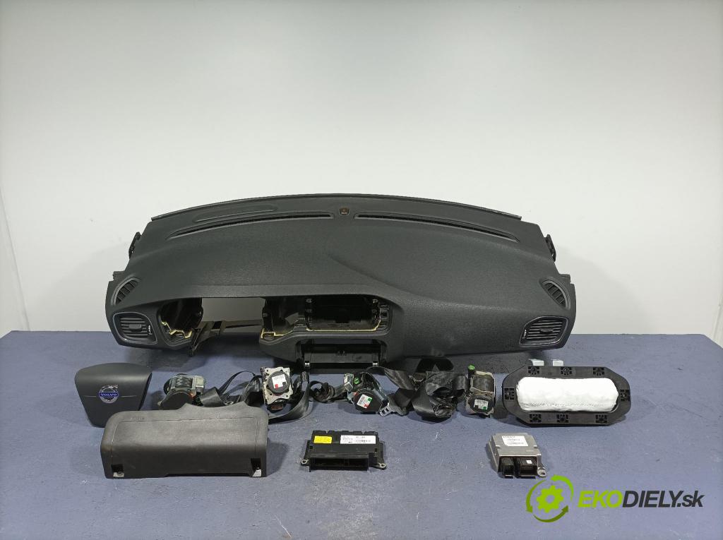 Volvo V40 2013 kokpit,pristrojová doska