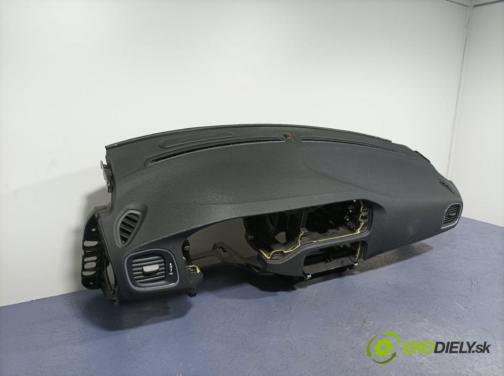Volvo V40 2013 kokpit,pristrojová doska