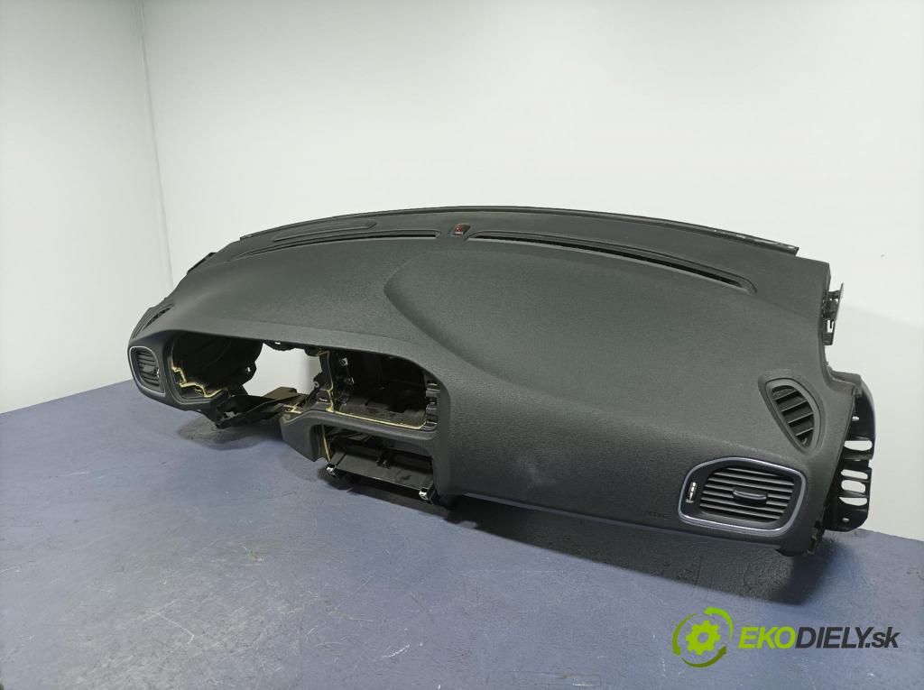 Volvo V40 2013 kokpit,pristrojová doska 
