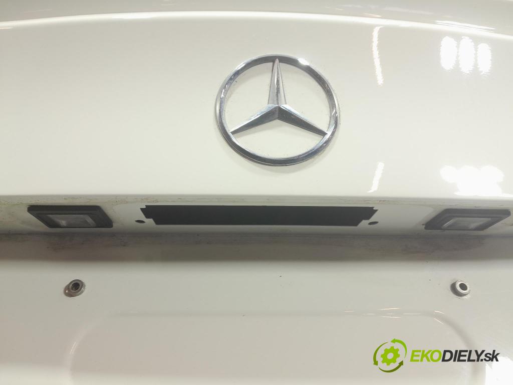 Mercedes A-klasa 2021 zadna dveře kufra: kufra: