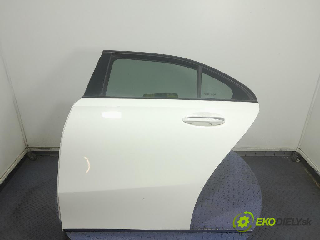 Mercedes A-klasa 2021 dvere zad Vľavo: