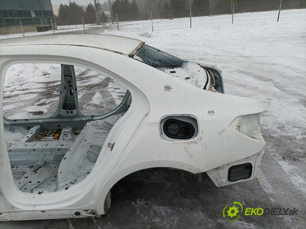 Mercedes A-klasa 2021 blatnik Zad: Levý: